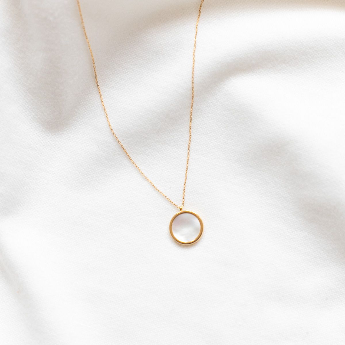 Collier médaillon nacre Maison Suzanne