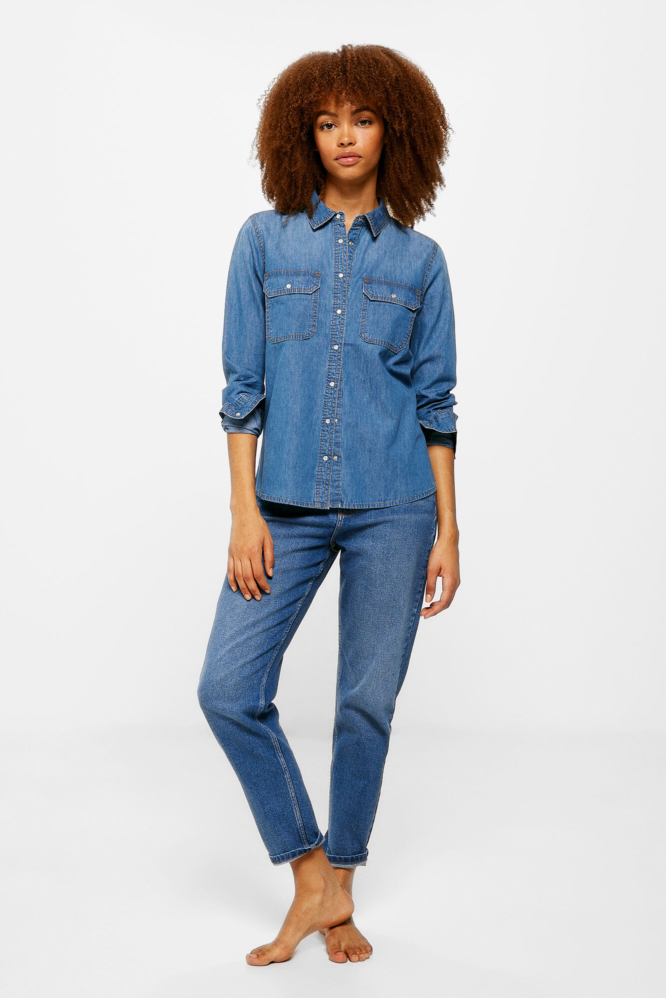 Blusa jeans com bolsos tipo envelope