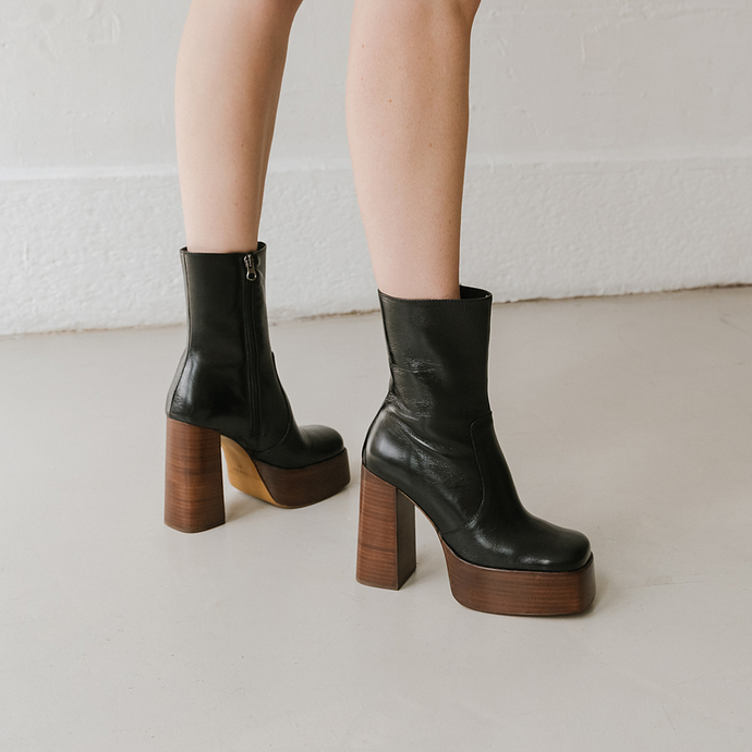 Boots à plateformes et bouts carrés  en cuir vieilli noir