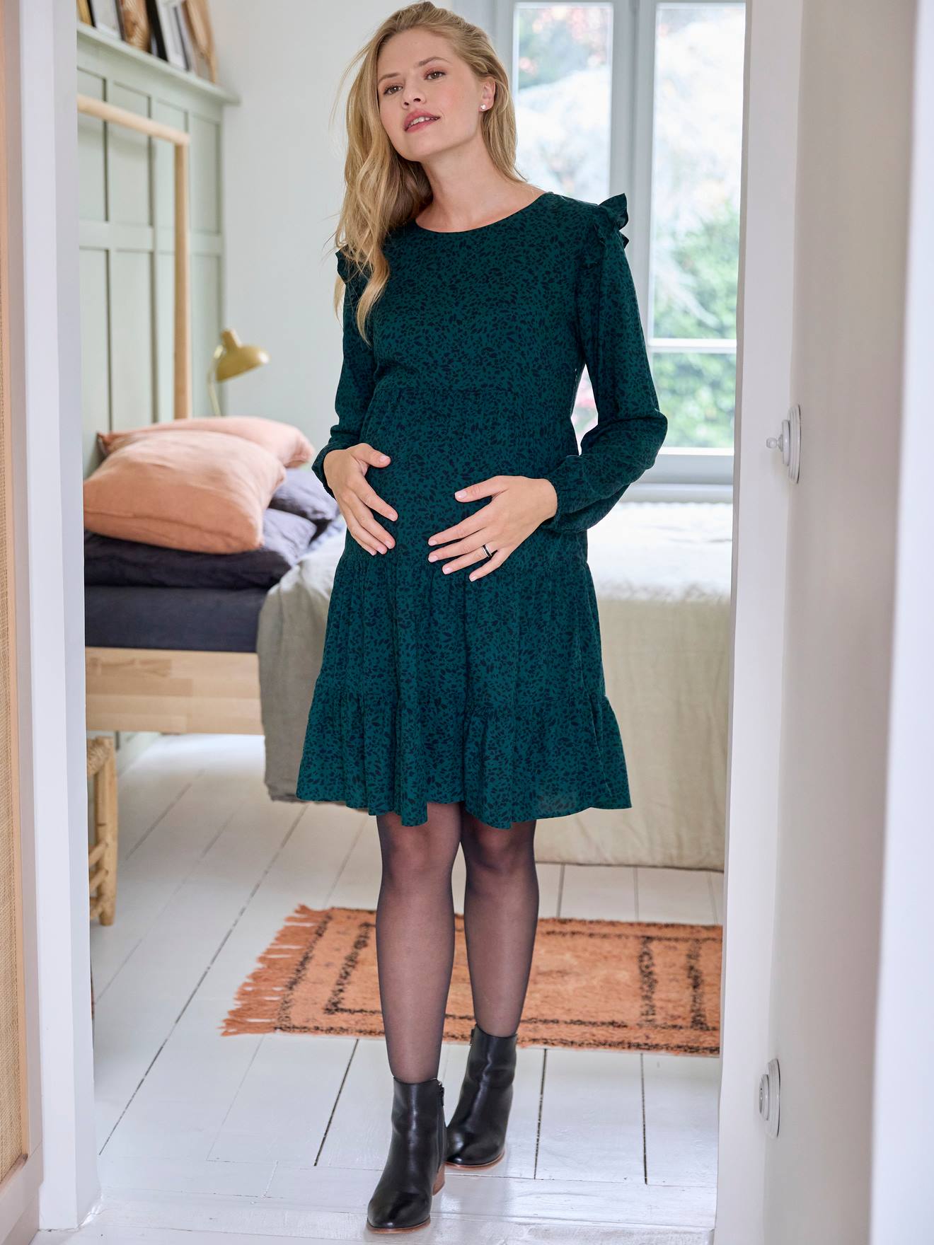 Vestido curto verde pinho estampado com babados, ideal para gestantes e lactantes.