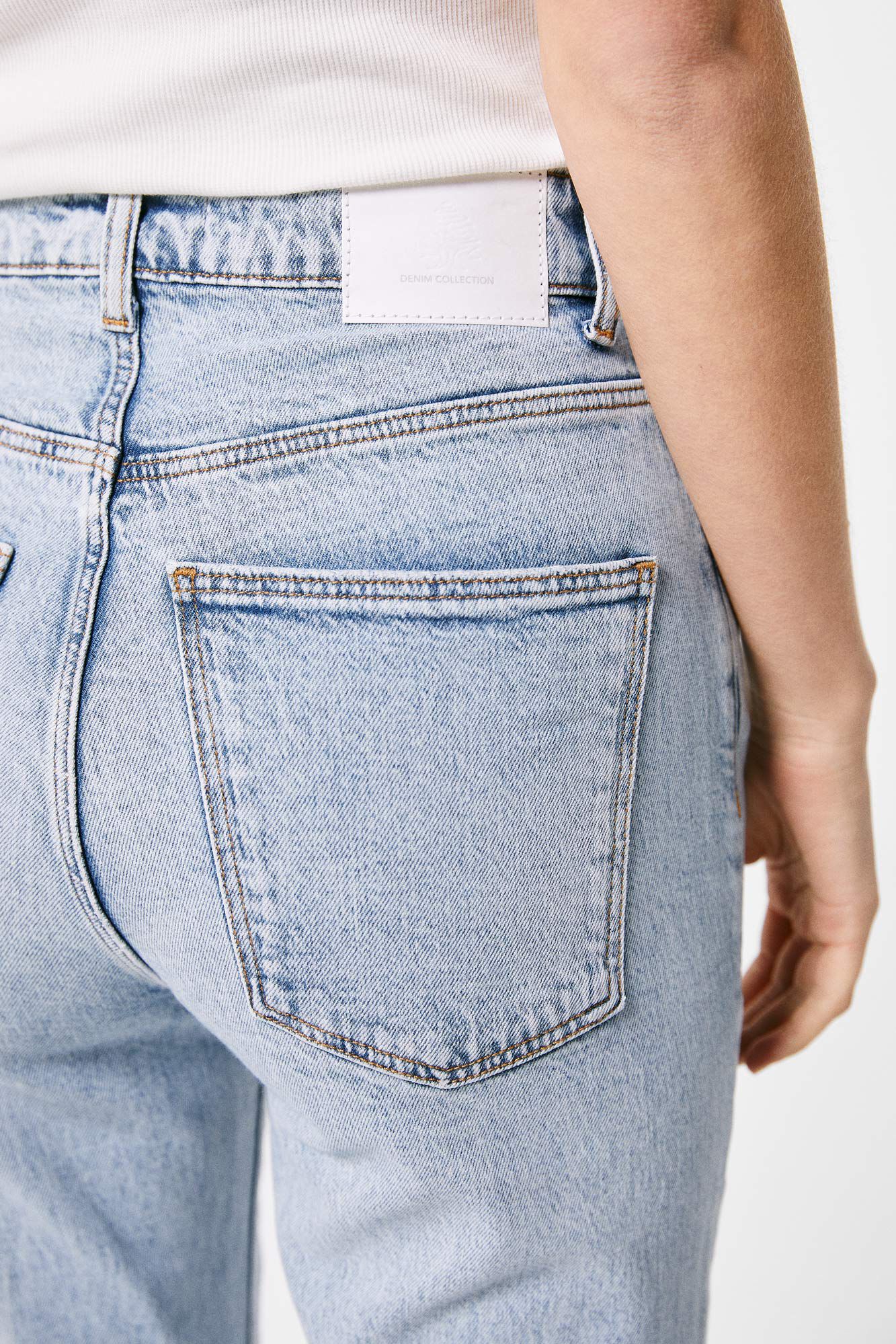 Calça jeans reta com lavagem sustentável - Azul médio