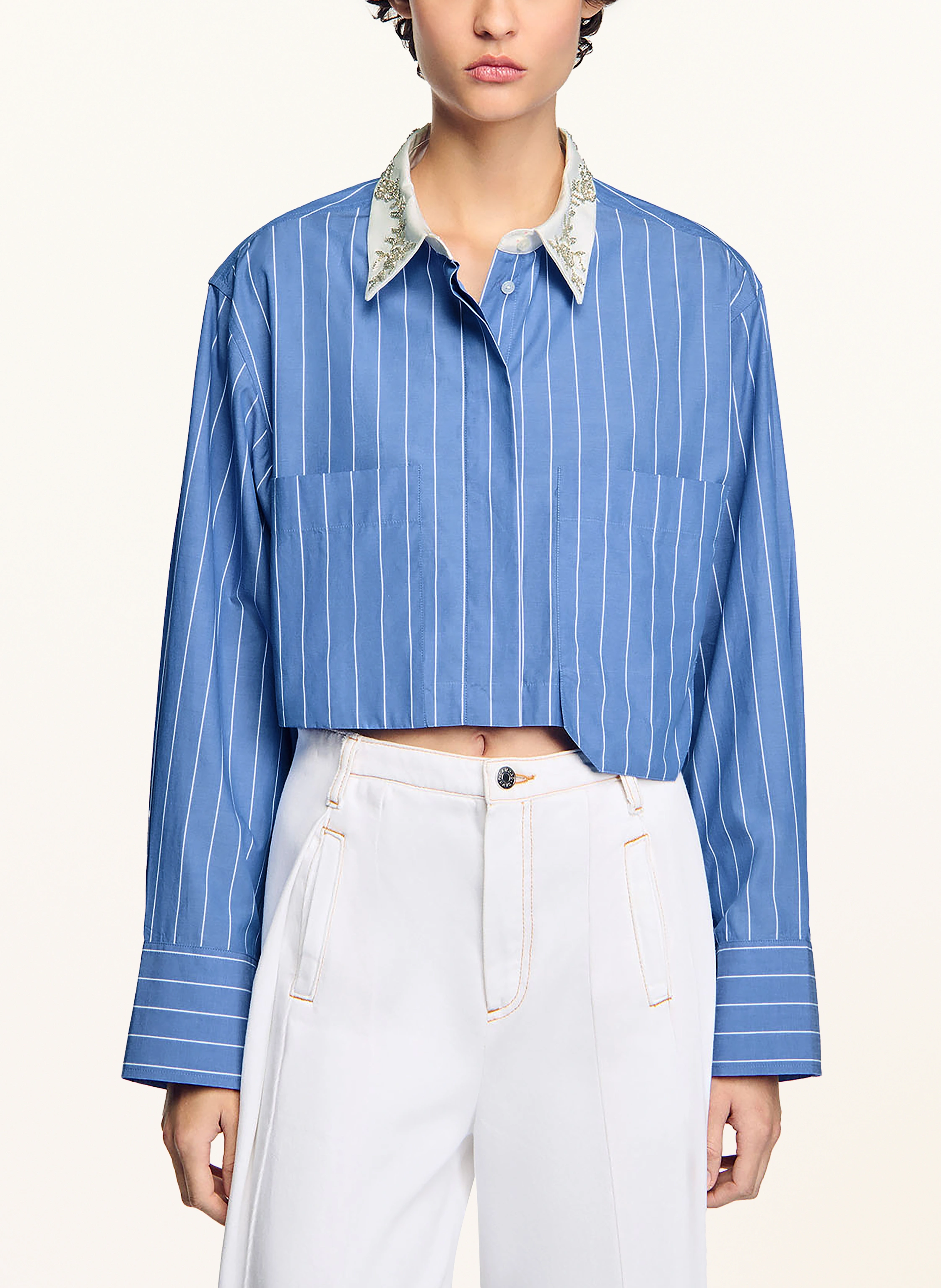 SANDRO Cropped-Hemdbluse mit Schmucksteinen