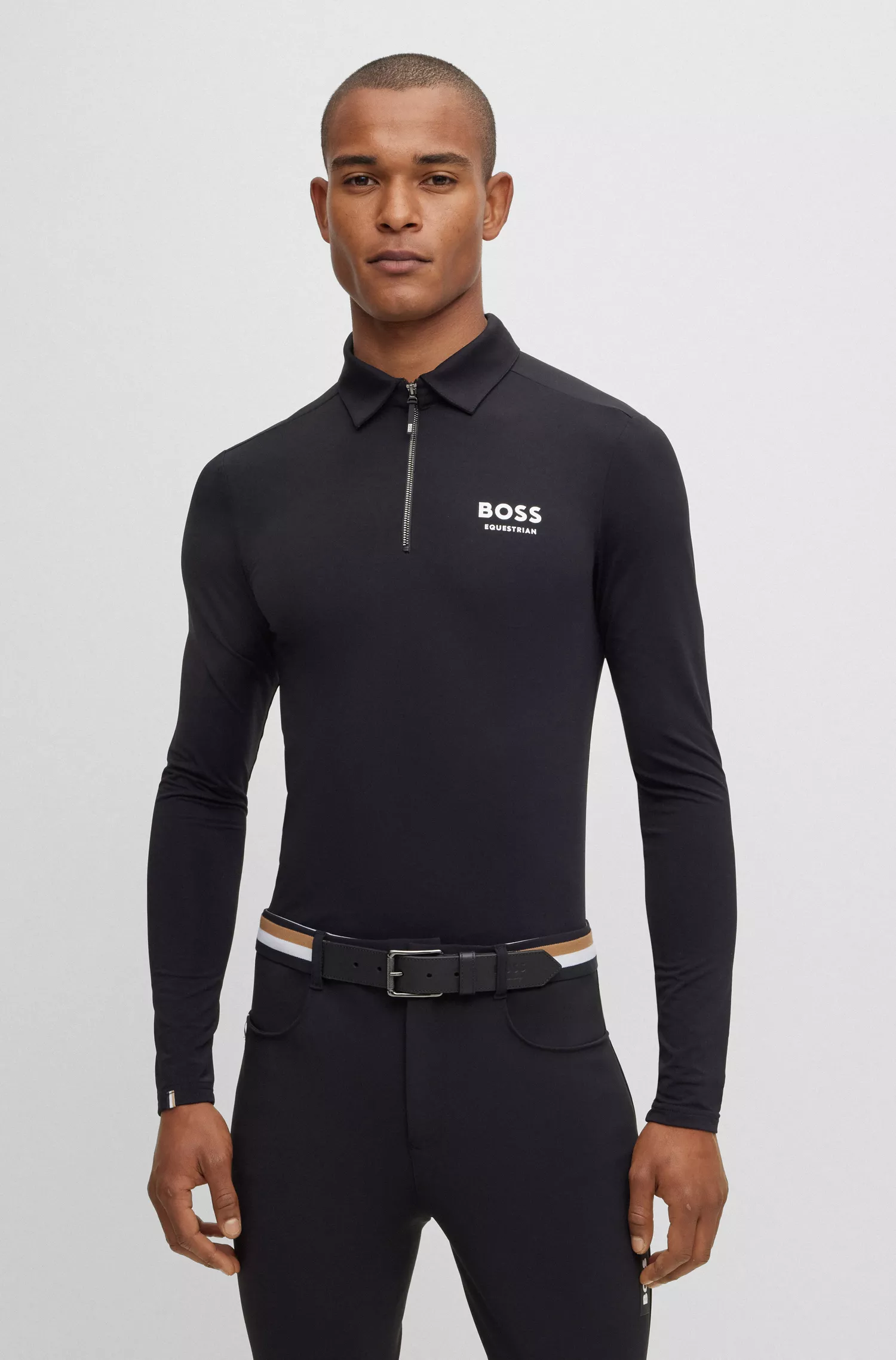 Camisa polo BOSS preta para treinamento equestre em tecido super elástico.