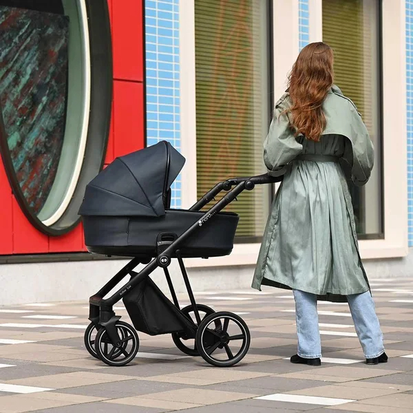 Carrinho de bebê Nordbaby Active Lux, cor preta, com estrutura cromada.