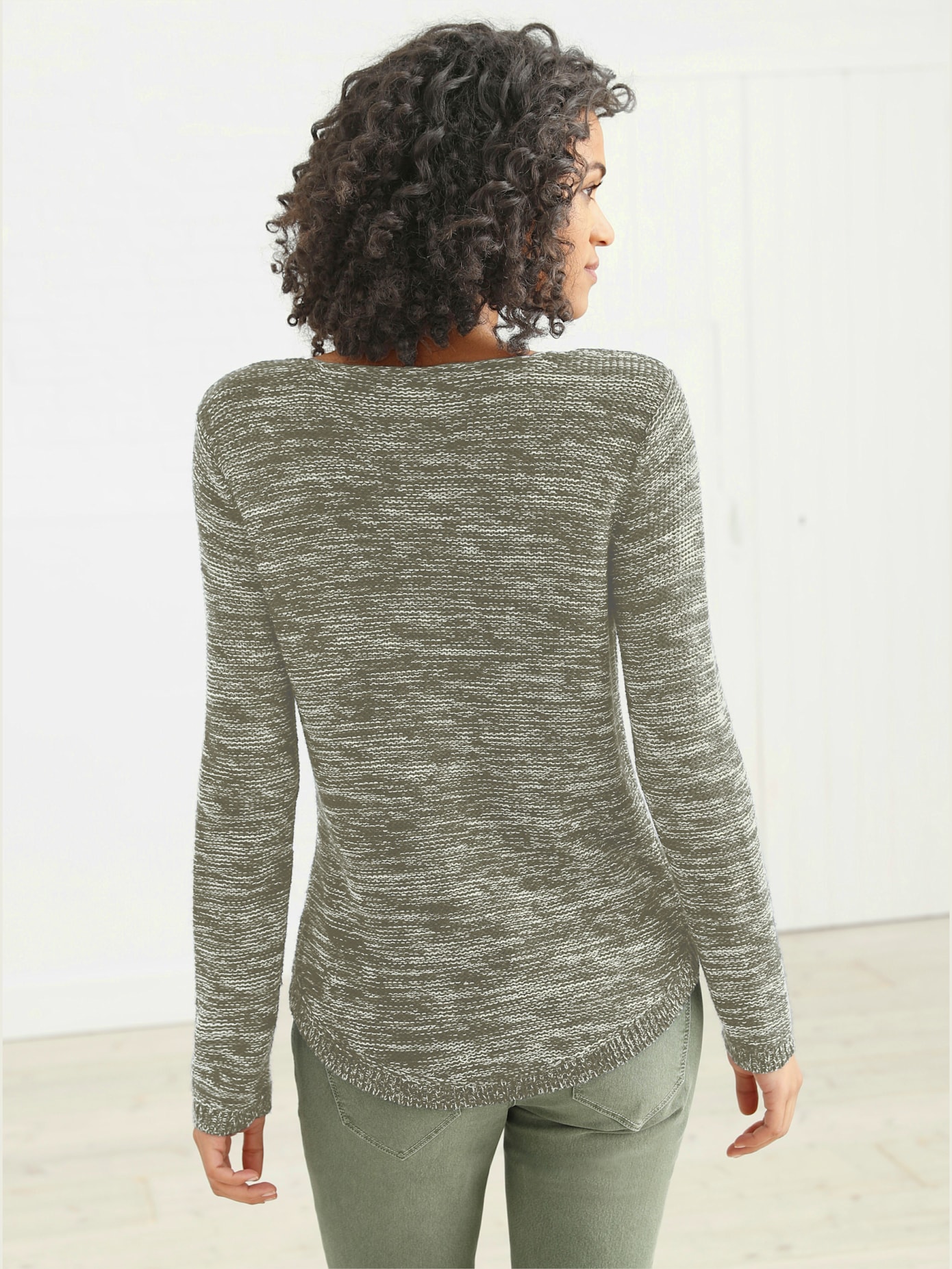 Pull chiné encolure ronde finitions côtelées avec le dos plus long