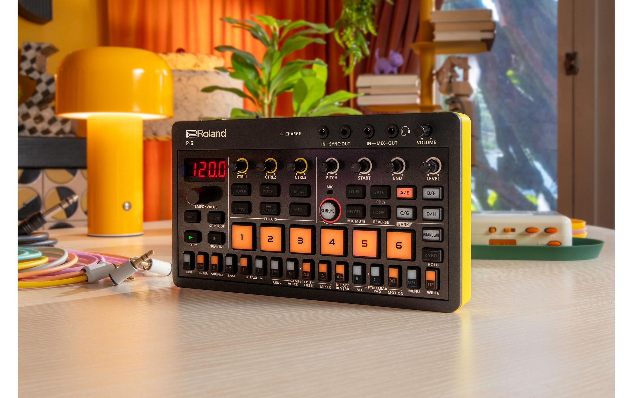 Synthesizer AIRA P-6 Creative Sampler<br>Kombiniert die berühmte Roland Sampling-Technologie mit fortschrittlichem Granular-Sounddesign und einem leistungsstarken Sequenzer in einem Gerät im Taschenformat