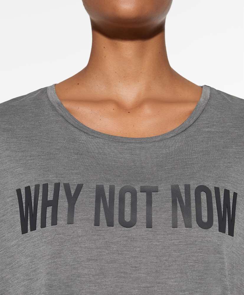 Camiseta de manga curta com texto