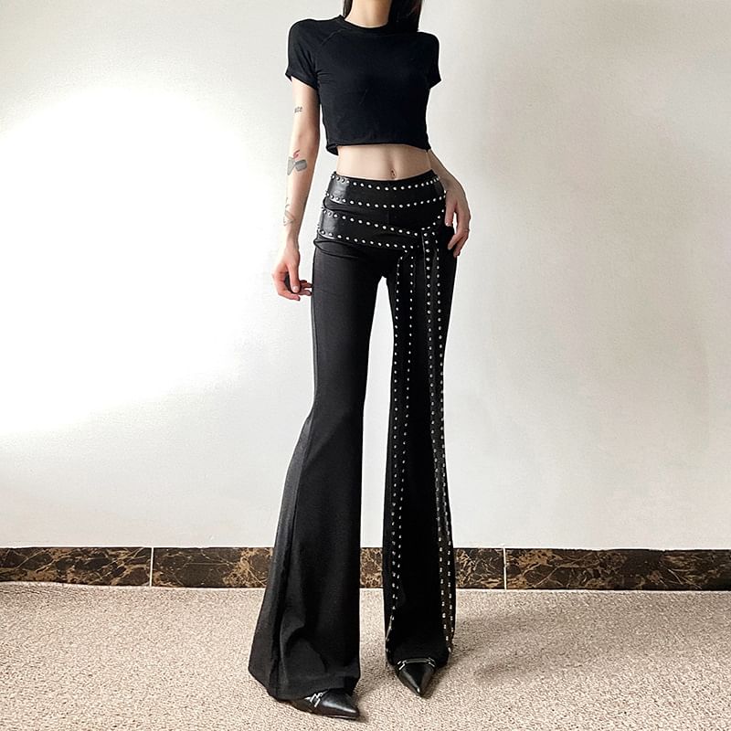 Sosana - Slim-fit bootcut broek met lage taille, accentuerende studs en riem