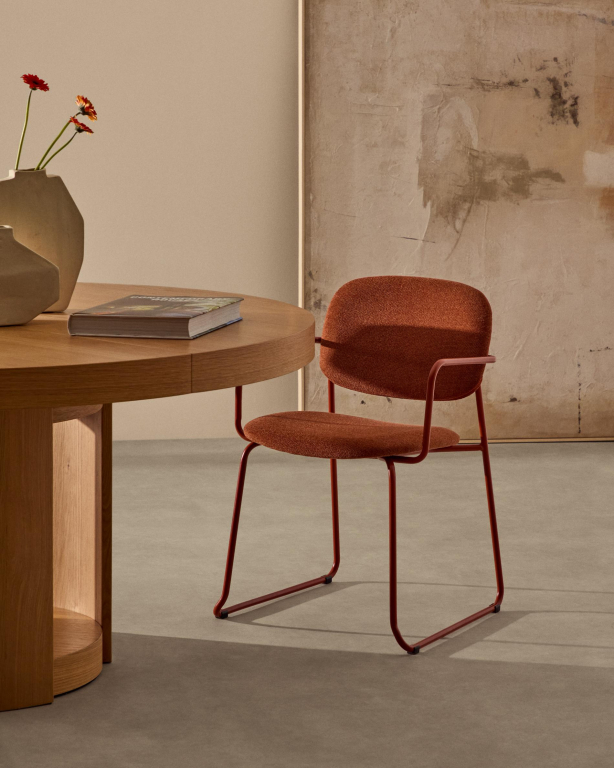 Kave Home Meli eetkamerstoel met armleuning beige chenille