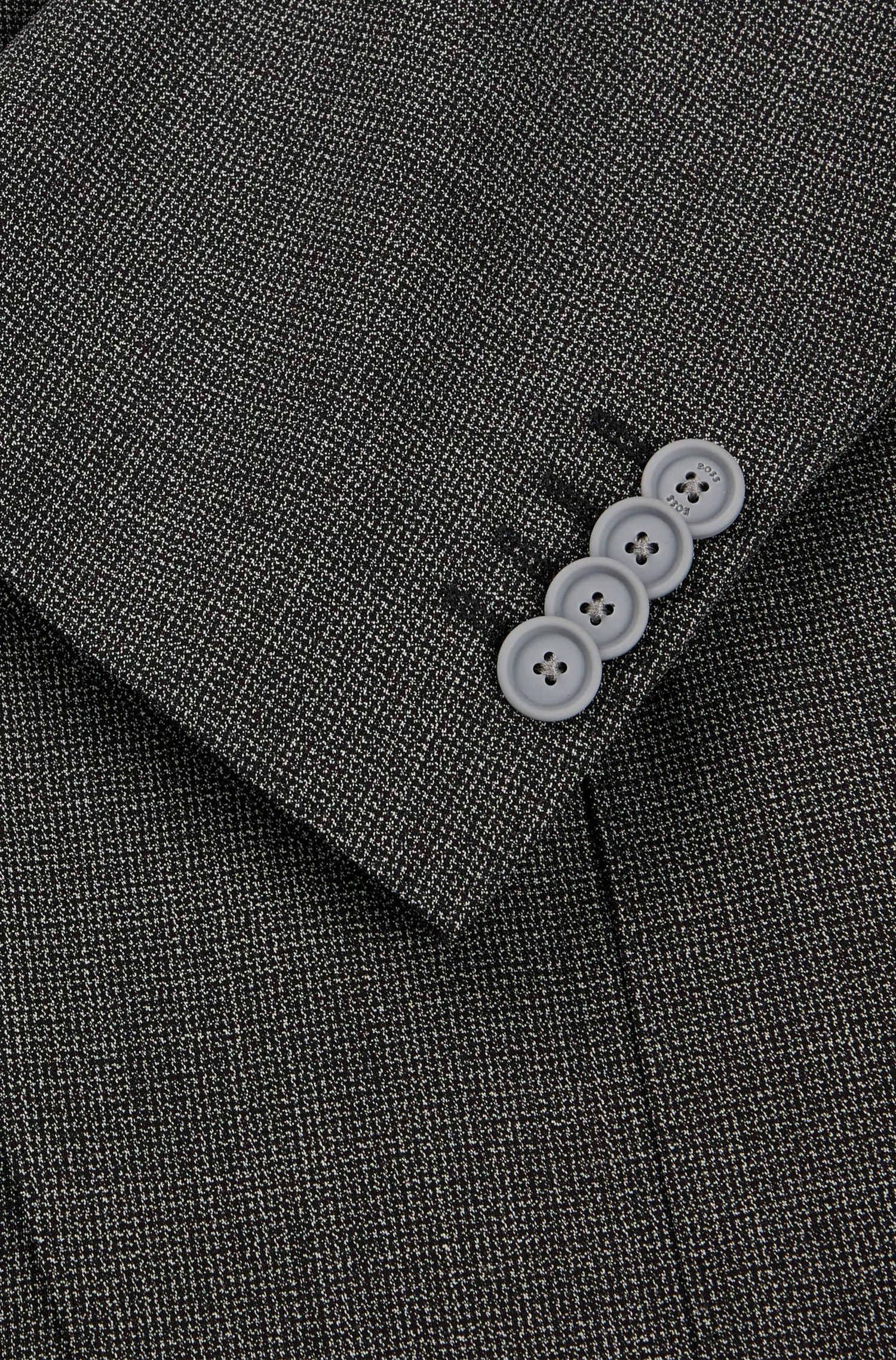 Terno BOSS preto, corte slim, em lã virgem com microestampa.