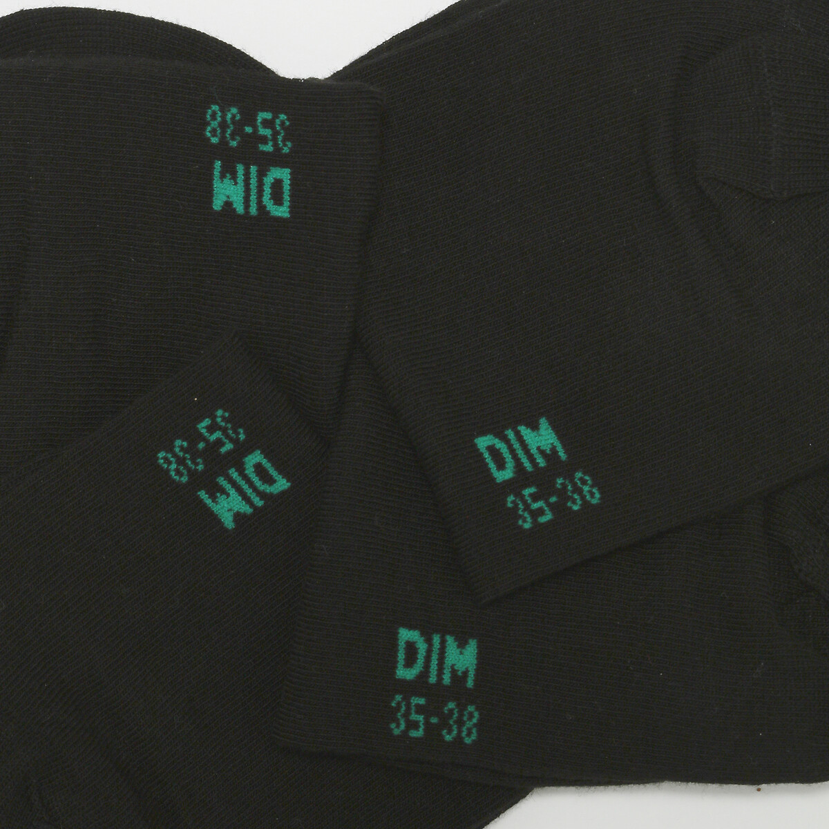 DIM<br>Conjunto de 2 pares de meias.