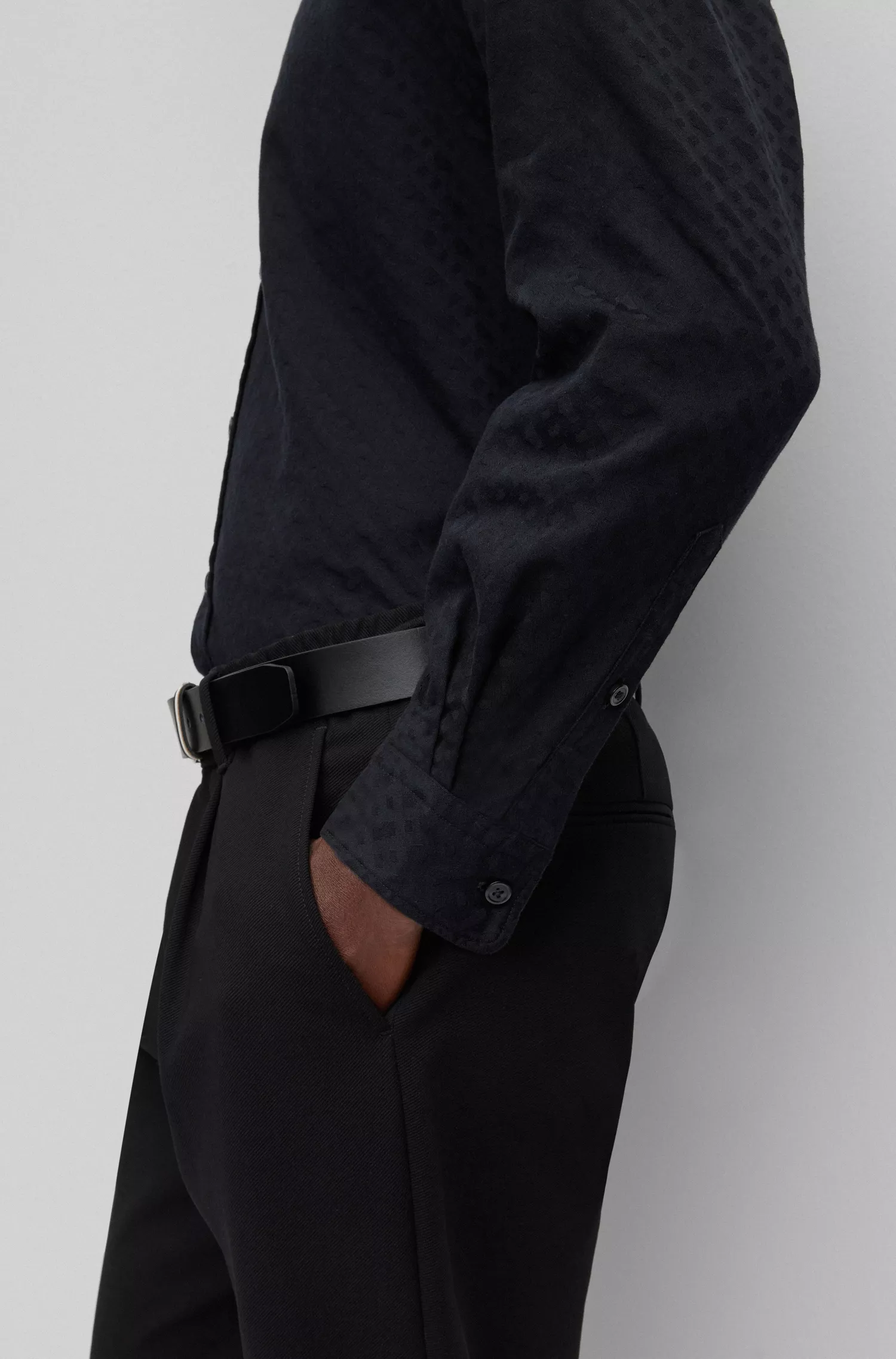 Camisa BOSS preta de corte relaxado em sarja de algodão com monograma.