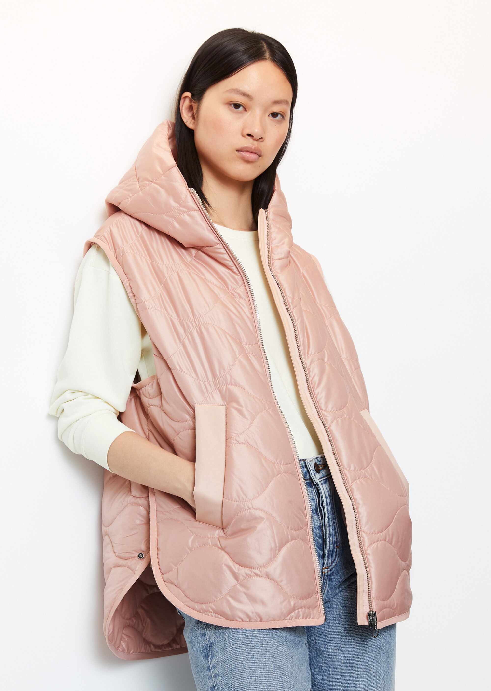 Steppweste im Cape-Stil relaxedaus recyceltem Polyester