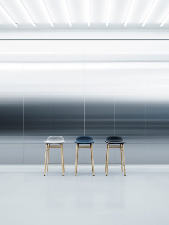 Normann Copenhagen Form Barstool barkruk 75cm met walnoten onderstel zwart
