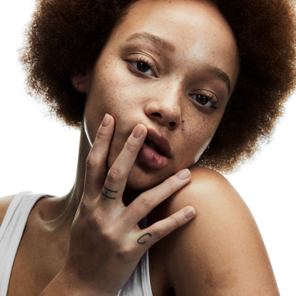 Nu Bare Look Tint  FOND DE TEINT POUR LA PEAU FLEXIBLE ET MODULABLE. ENRICHIE EN ACIDE HYALURONIQUE. - Nu_8
