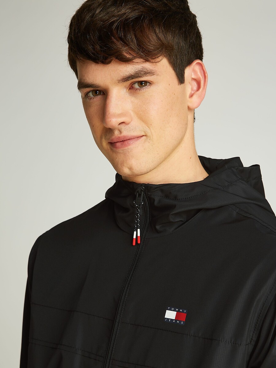 TOMMY JEANS<br>Jaqueta leve com zíper e capuz