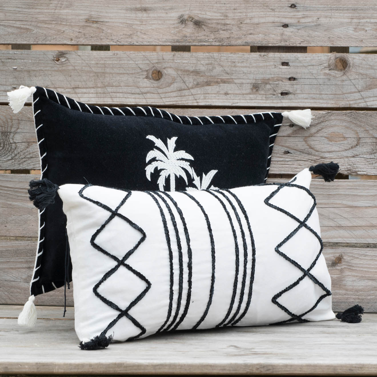 Febronie Housse de coussin Istanbul brodée noire - 50x30 cm