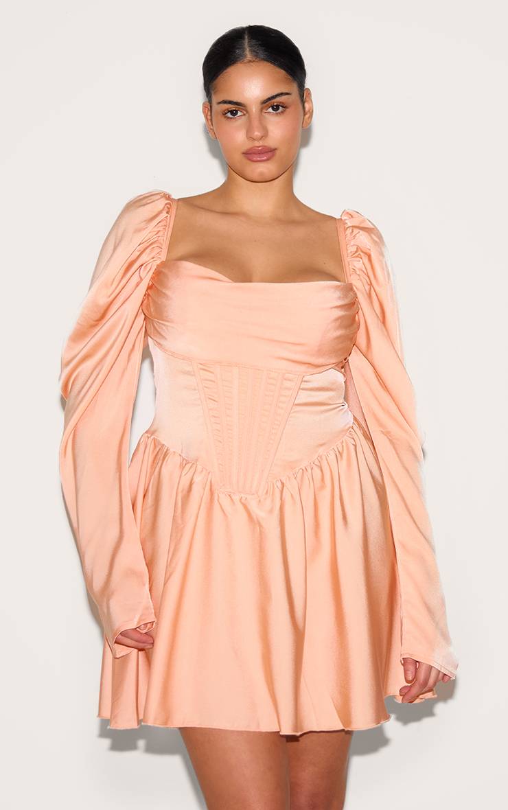 Rose Pâle Robe Droite Bouffante Grande Taille En Satin Avec Détail Corset