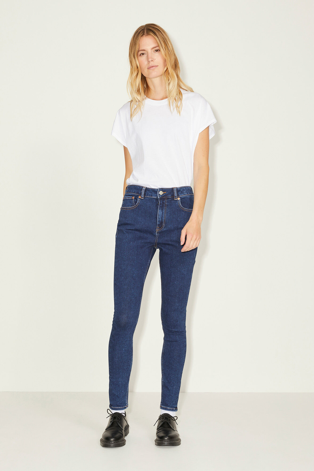 calça jeans skinny azul médio