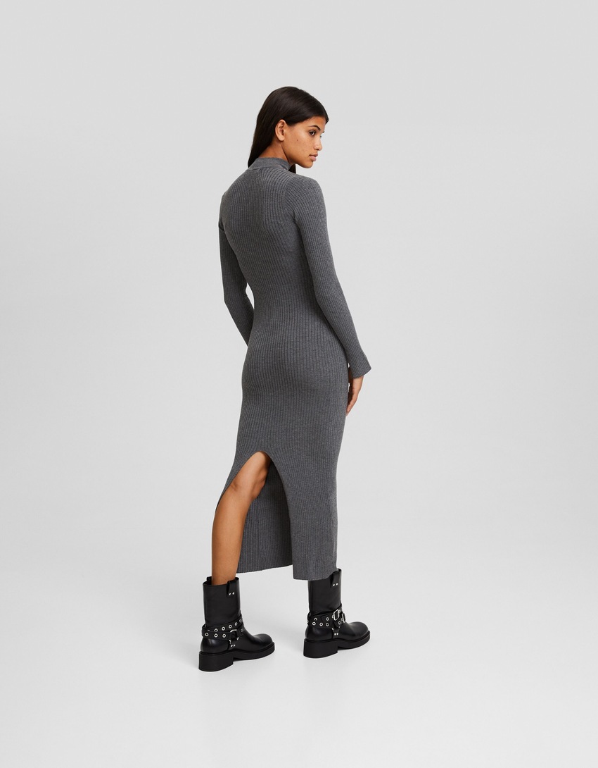 Vestido midi de tricô com gargantilha