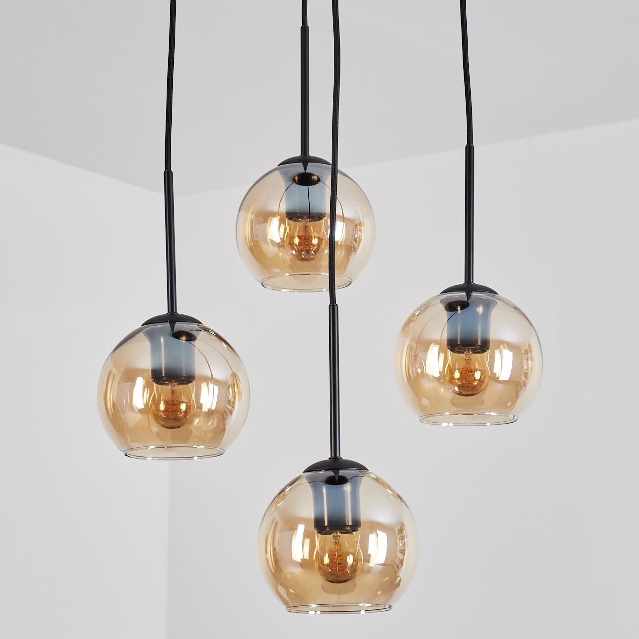 HOFSTEIN Hängeleuchte Koyoto, 4-flammige Hängelampe aus Metall/Glas in Schwarz/Bernsteinfarben, moderne Pendelleuchte im Retro/Vintage-Design (Schirme Ø 15 cm), E27, Esszimmer, Küche, Wohnzimmer, Flur