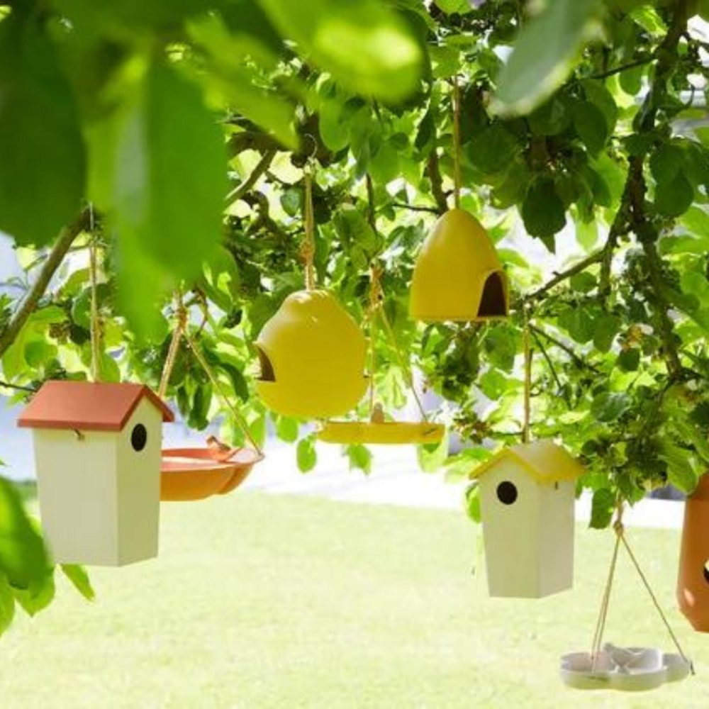 Nichoir oiseau de jardin en fibres naturelles à toit ocre