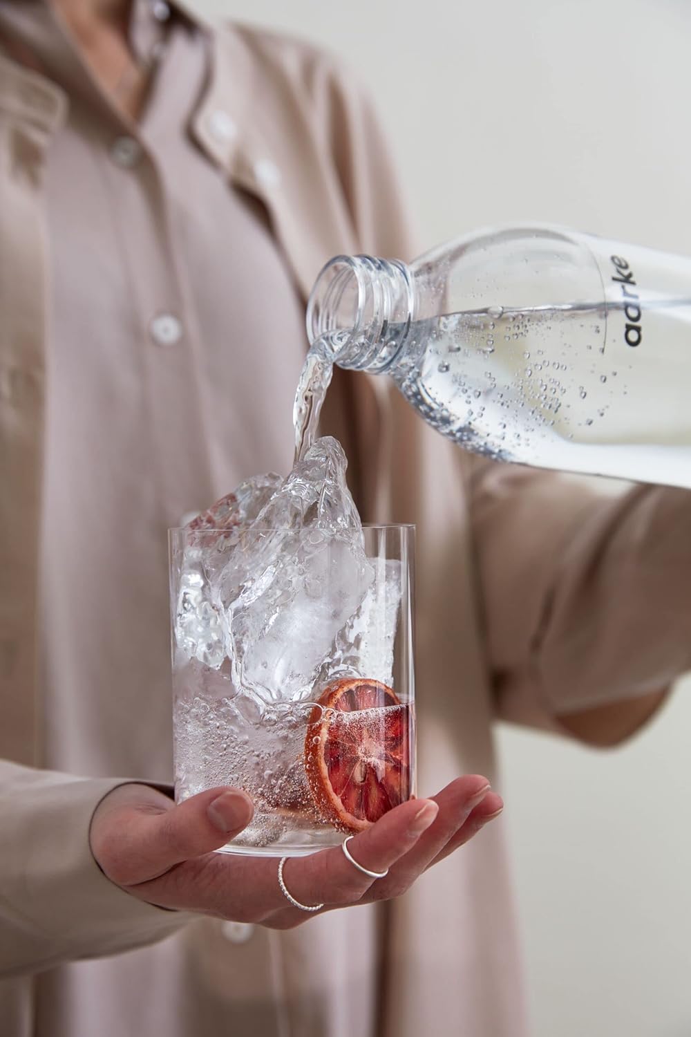 Aarke Carbonator 3, Wassersprudler aus Edelstahl im modernen Sand Finish mit 2x BPA-freier 1L PET-Flasche, Sprudelwasserbereiter für Leitungswasser, kompatibel mit 60L CO2-Zylindern