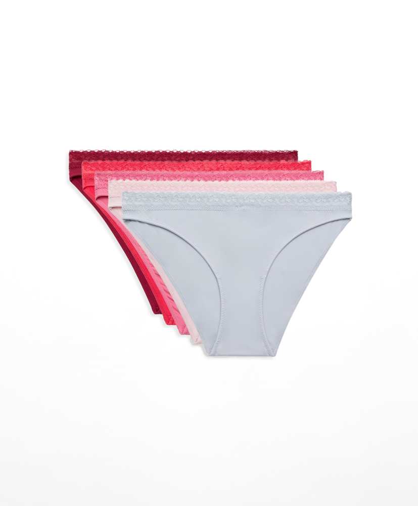 Conjunto de 5 calcinhas clássicas em poliamida com detalhes em renda floral.