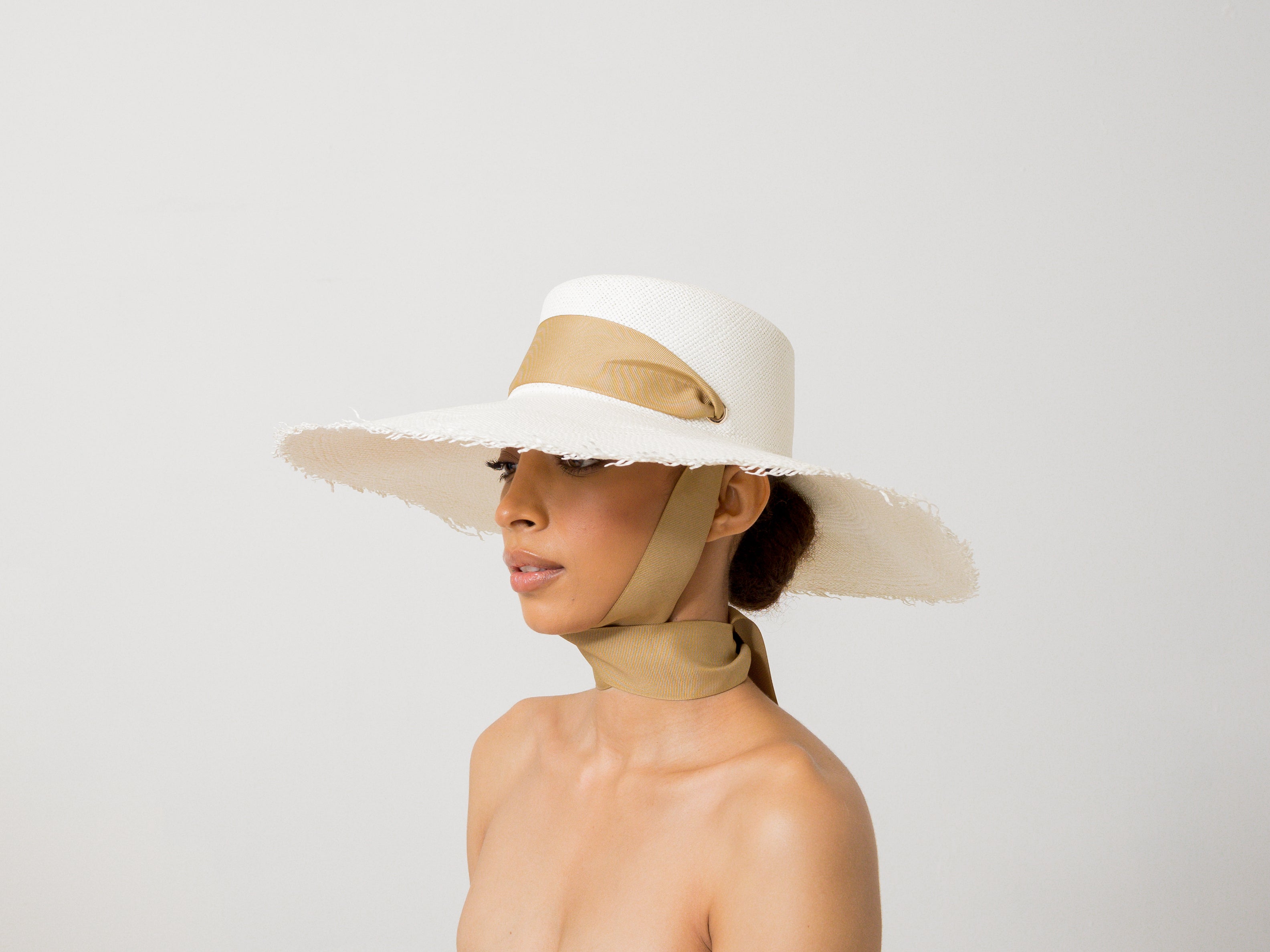 Chapeau en cuir cordovan effiloché à bord extra long avec ruban ajustable