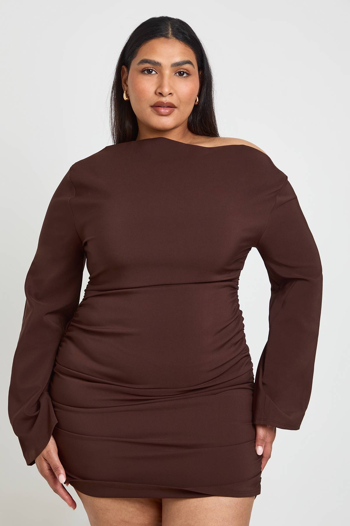 boohoo Robe Mini Grande Taille À Manches Évasées, Épaules Dénudées Et Fronces