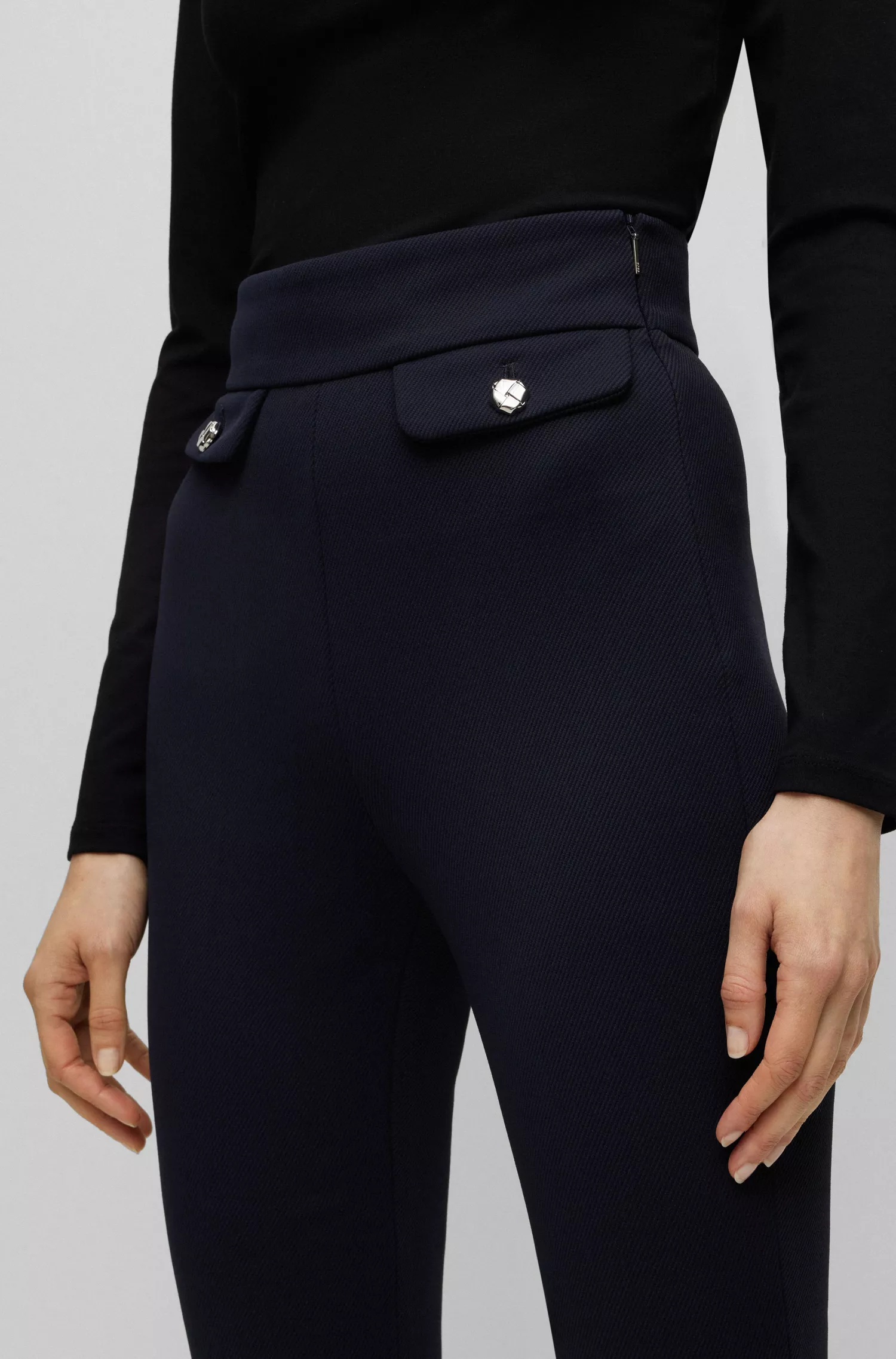 Calça BOSS preta, corte slim, cintura alta e pernas flare.