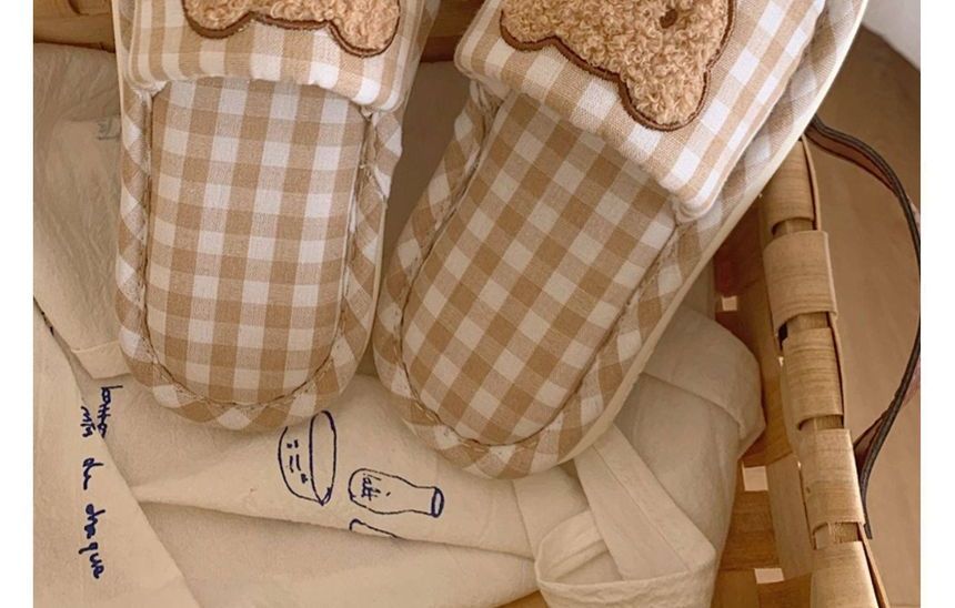 Honkizz - pantoffels met geborduurde beer en ruitmotief