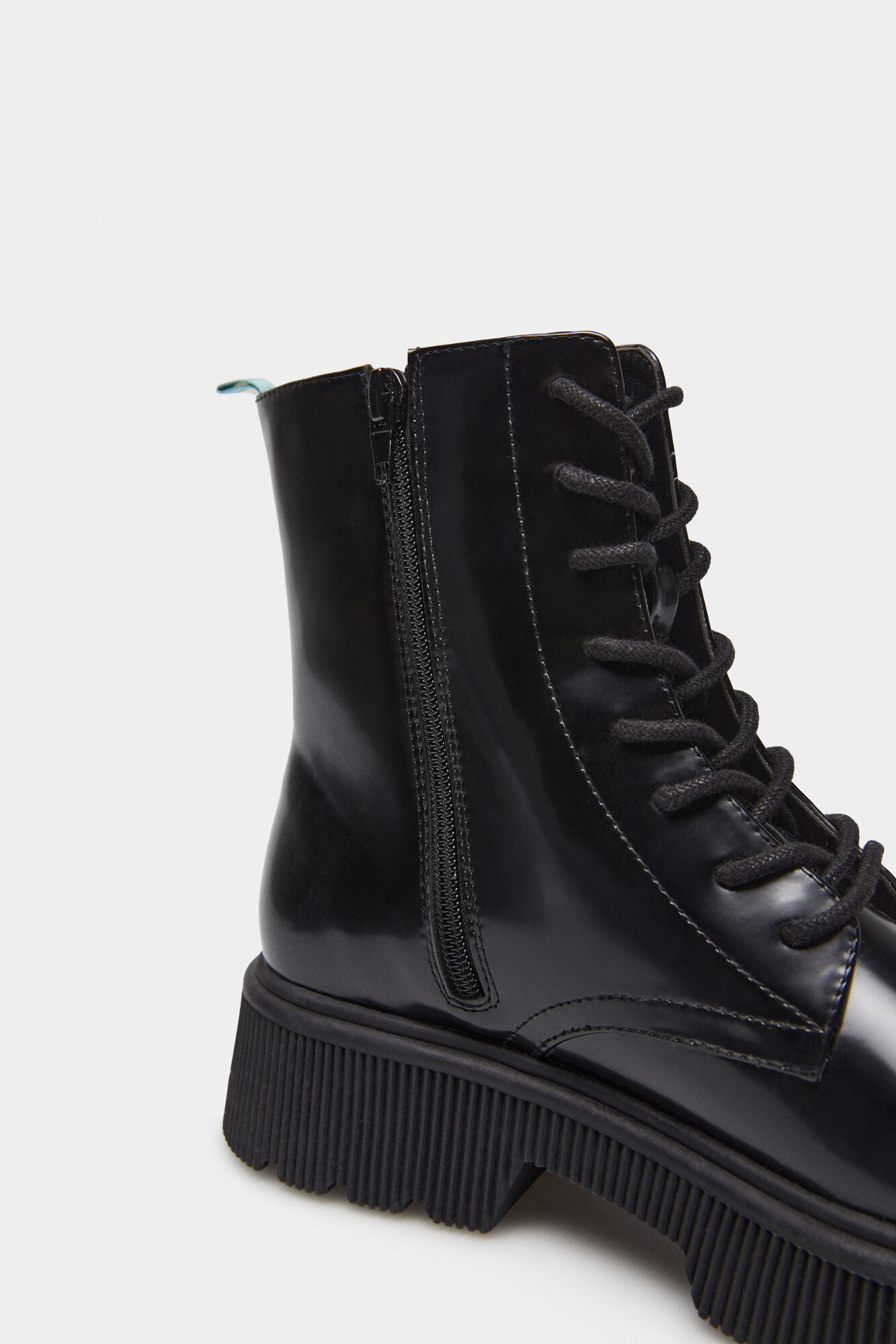 Bota com efeito de couro envernizado e sola tratorada