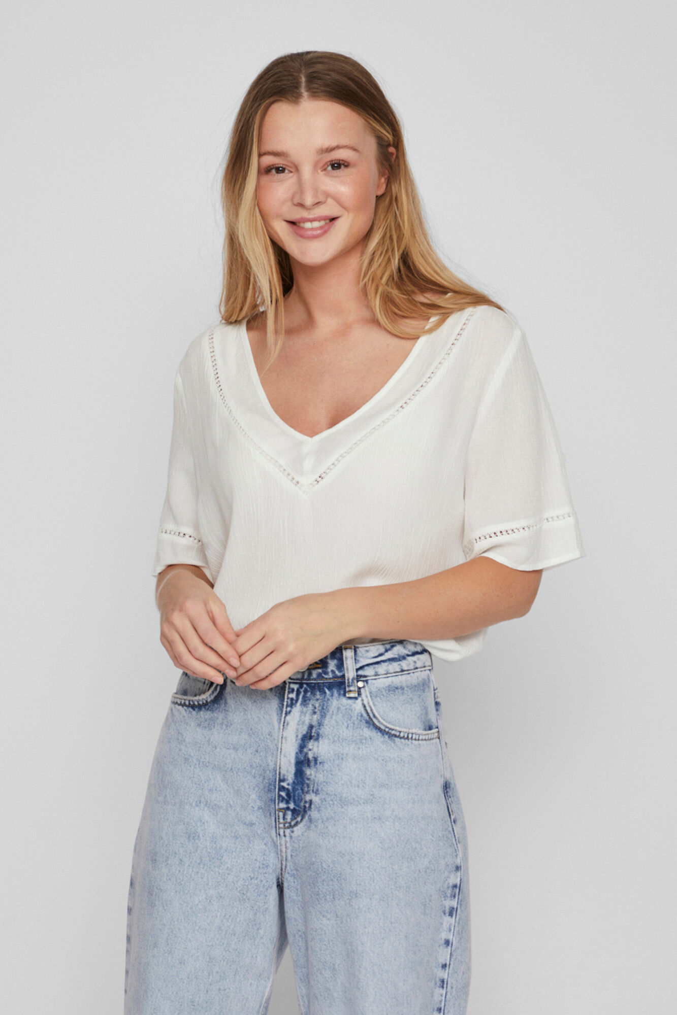 Camiseta feminina de manga curta com detalhes vazados - Branca