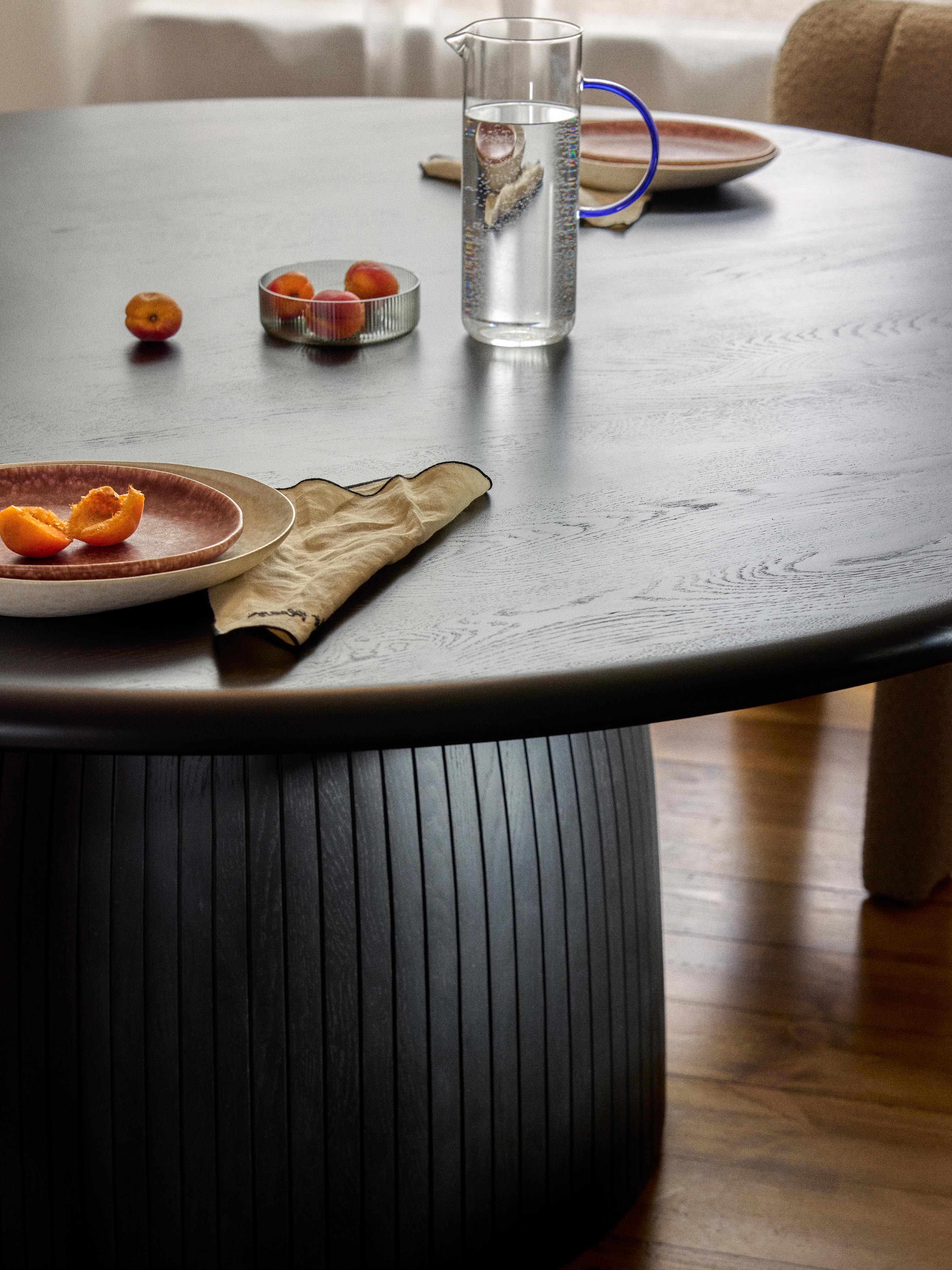 Ronde eettafel Nelly met groefstructuur, in verschillende formaten