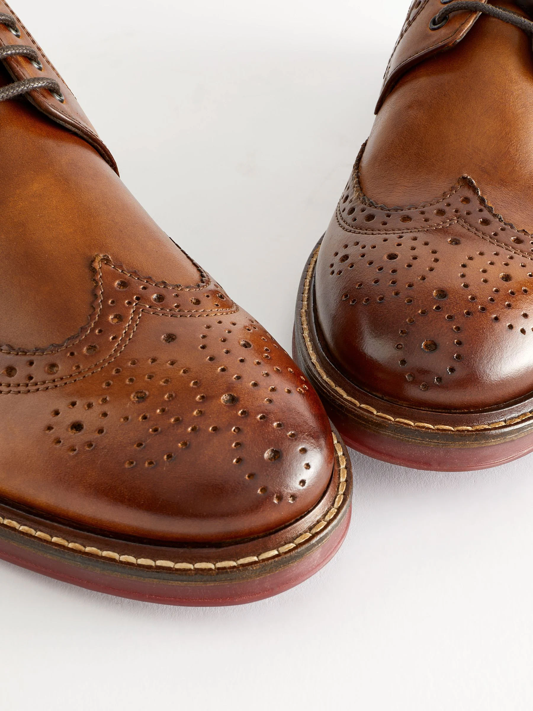 Lichtbruin - Standaard pasvorm - Leren brogues met contrasterende dikke zool