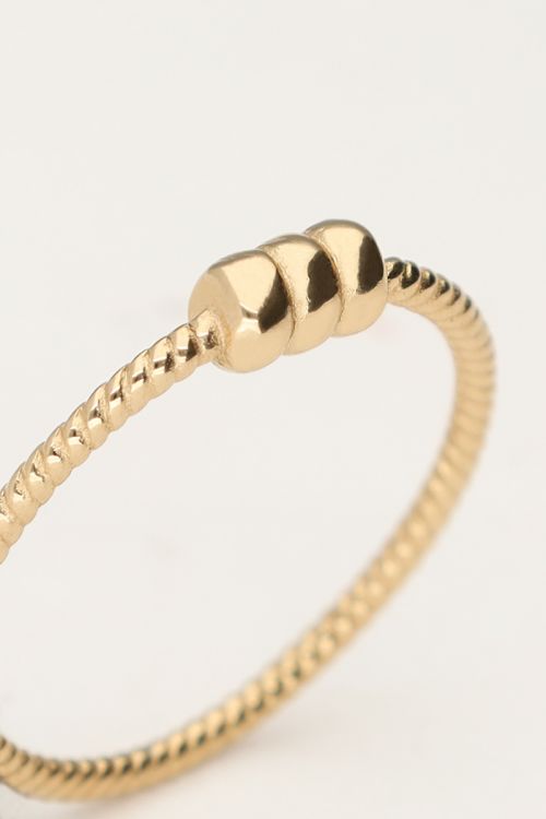 Minimalistische ring met structuur en drie bolletjes