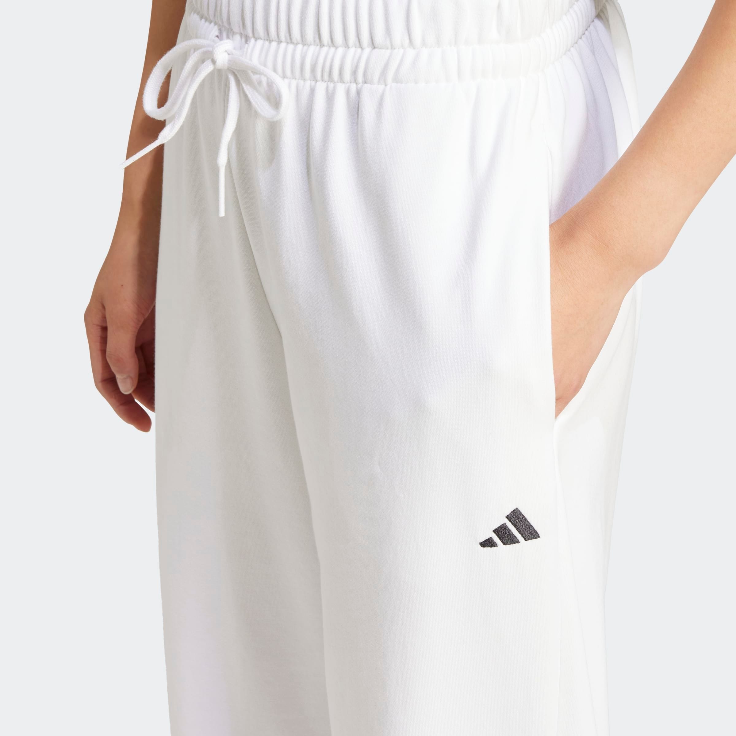 adidas Sportswear Sporthose »ESSENTIALS SMALL LOGO FRENCH TERRY CUFFED«  Locker geschnitten, hoher Bund, aus weichem French Terry Material