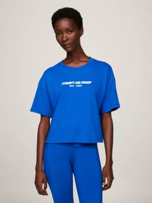 Camiseta esportiva cropped com logo, modelo casual e esportivo