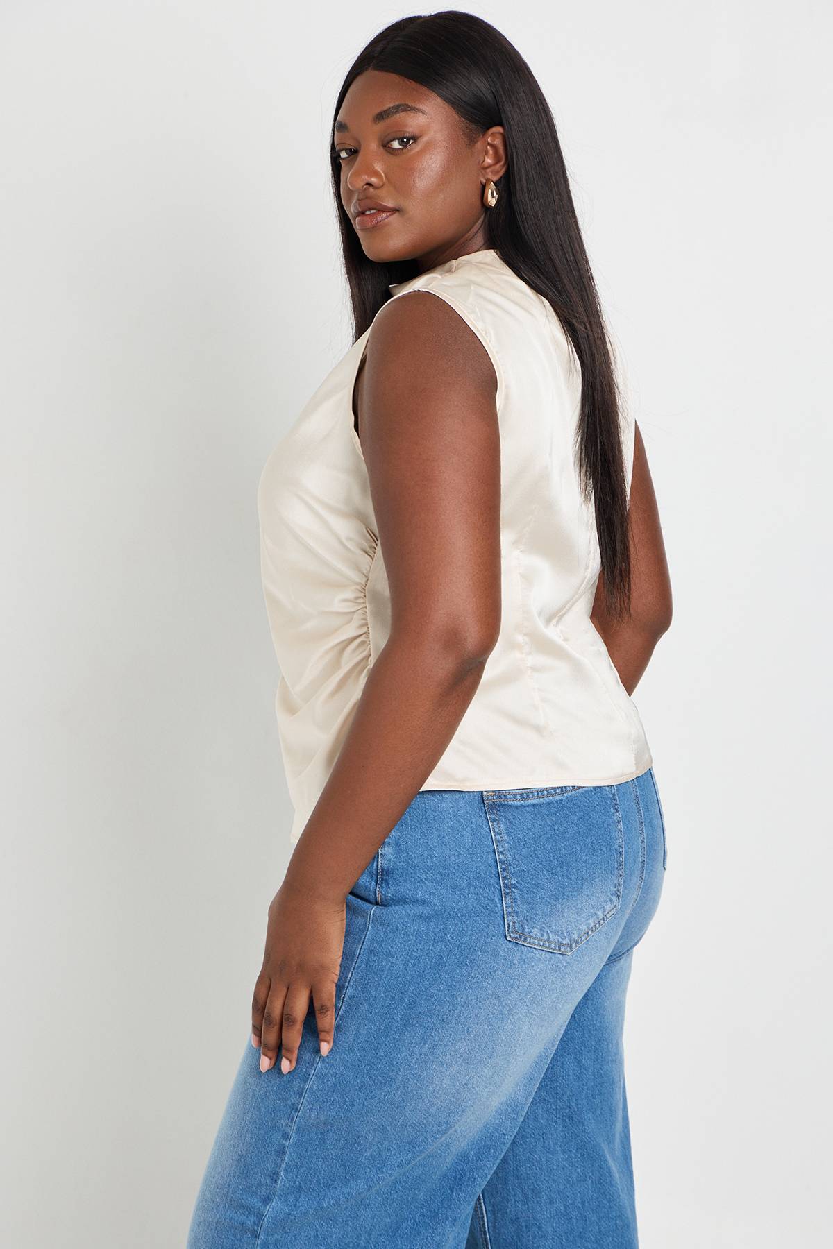 boohoo Haut Grande Taille En Satin Drapé Avec Fronces Latérales