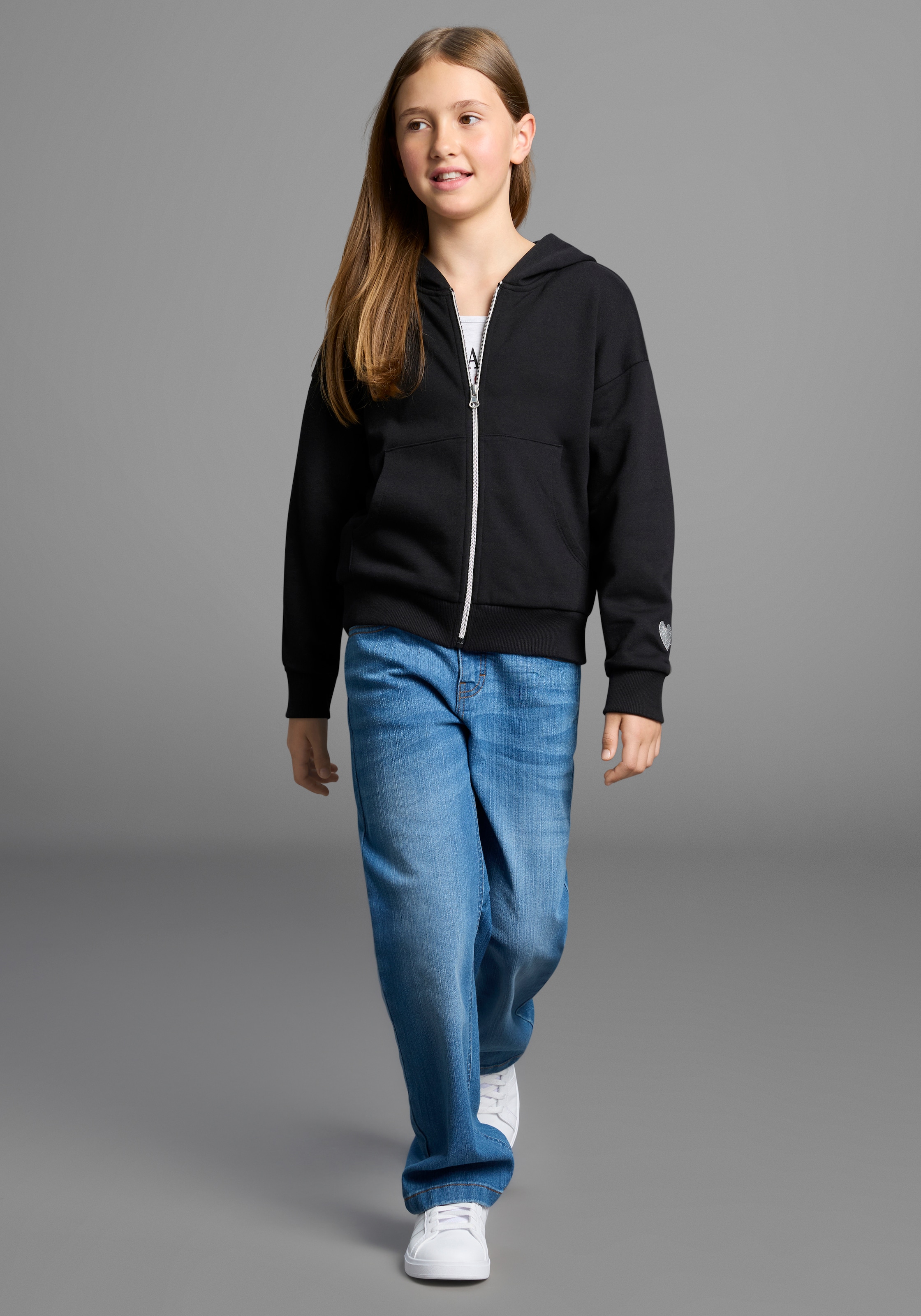 KIDSWORLD Kapuzensweatjacke »Lässige Sweatjacke mit kleinem  Logo«, Lockere Form