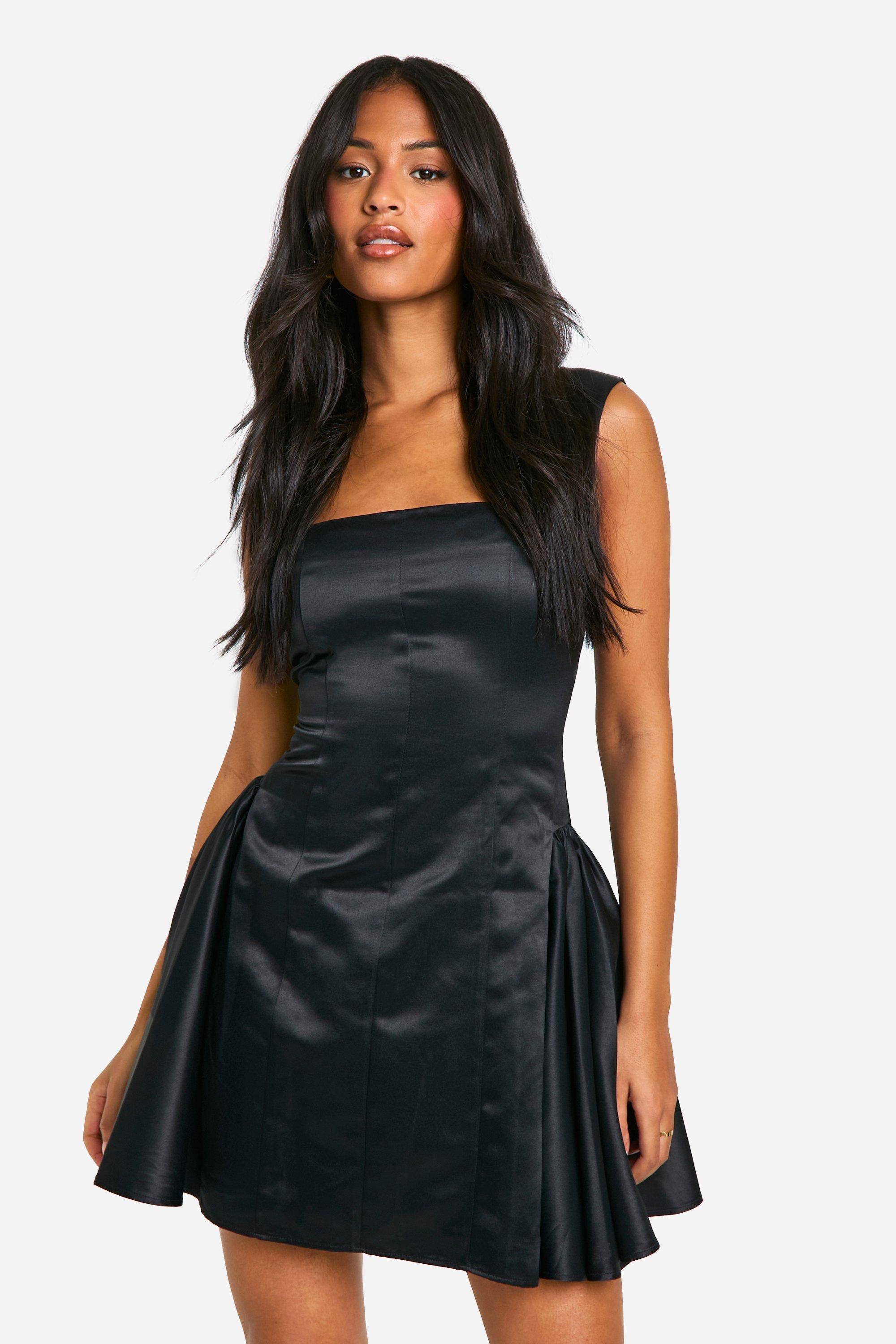 boohoo Robe patineuse structurée en satin haut, col carré