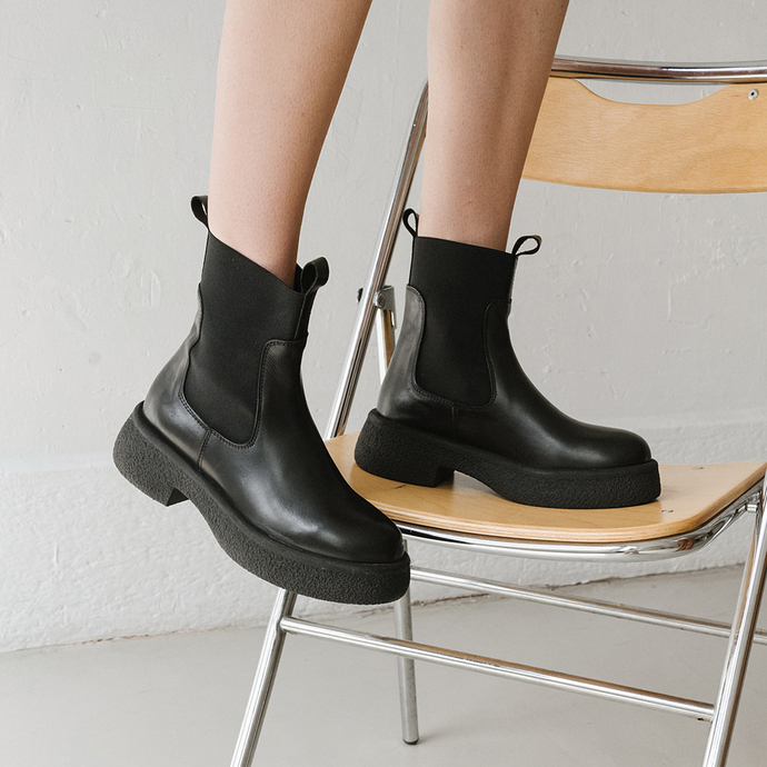 Boots à plateformes, élastiques et bouts...  en cuir noir