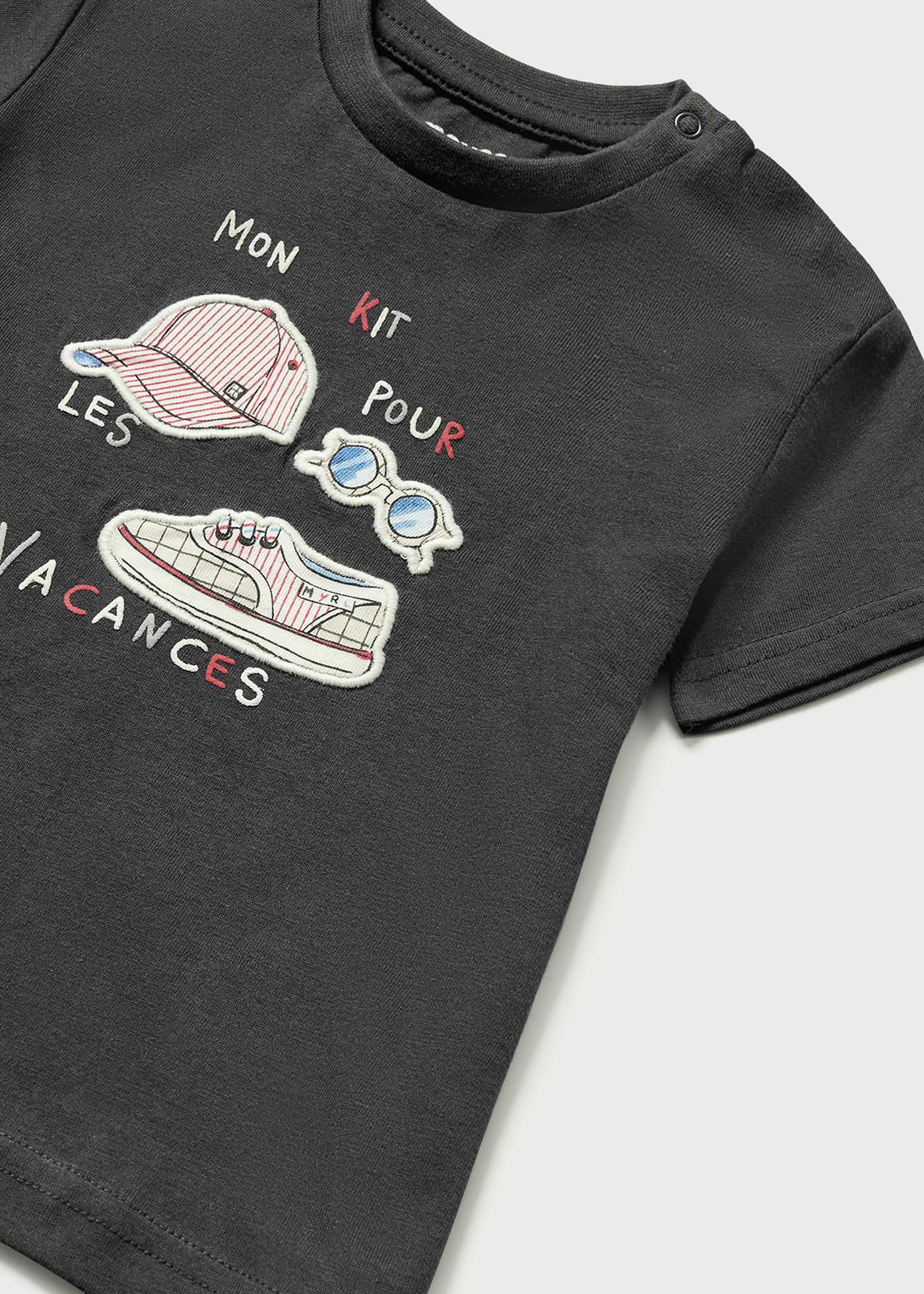 Camiseta infantil com estampa feita em algodão sustentável.