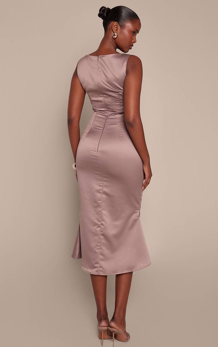 Taupe Robe Mi-longue Ajustée À Col Bateau En Satin Foncé Avec Détail Queue De Poisson
