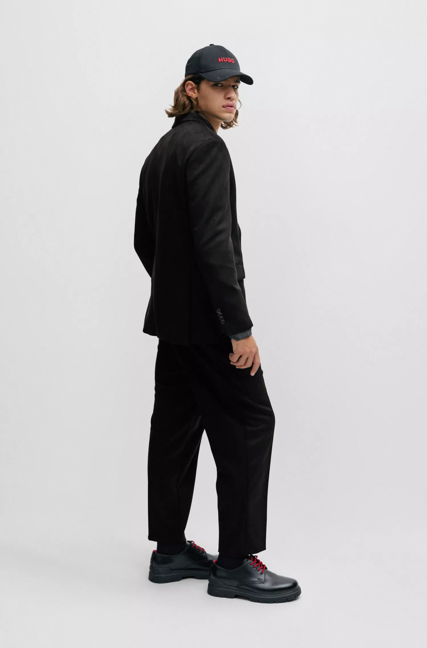 Terno HUGO vermelho, corte slim, em jérsei elástico de alta performance.