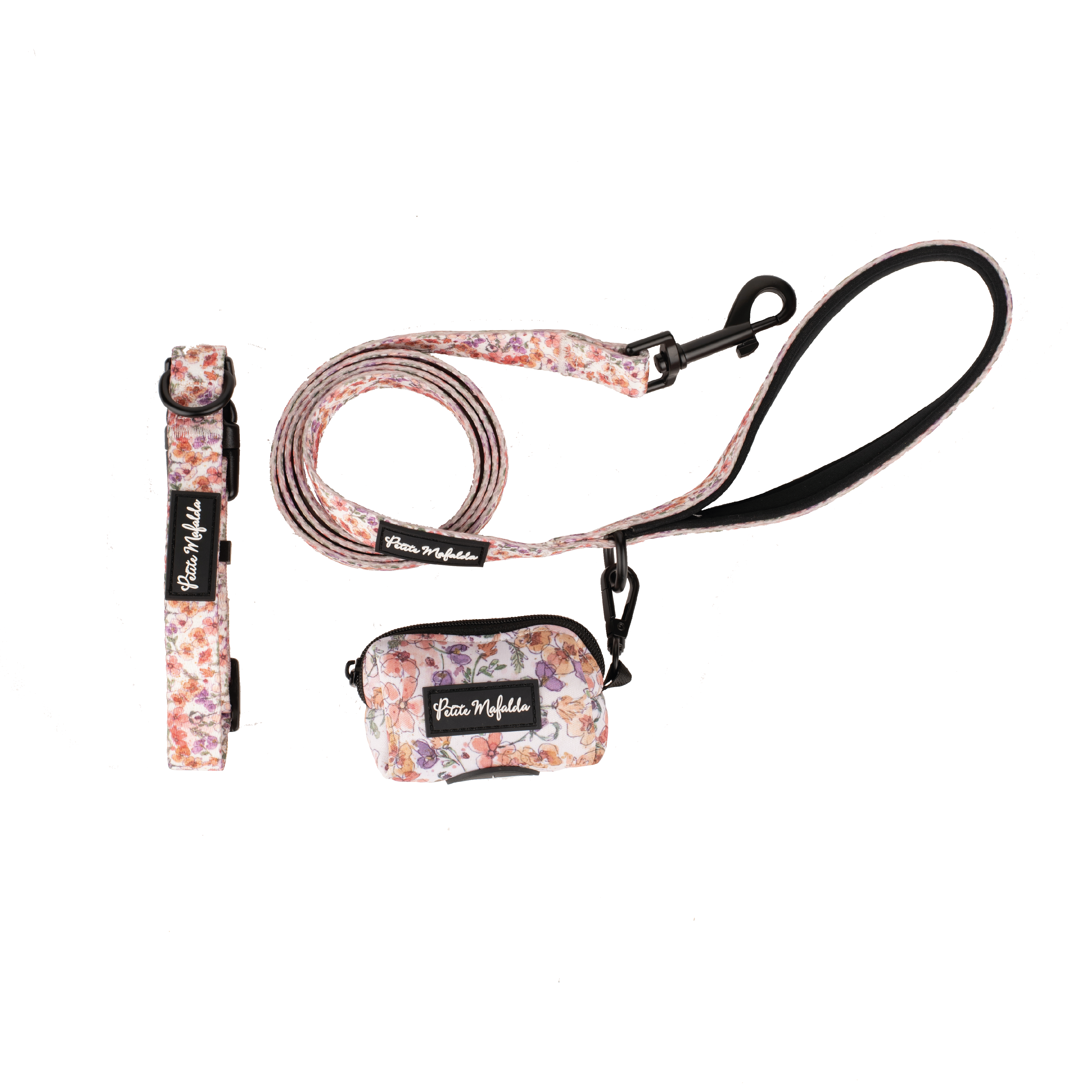 Conjunto Petite Mafalda com coleira, guia e porta-bolsas com estampa floral rosa para cães.