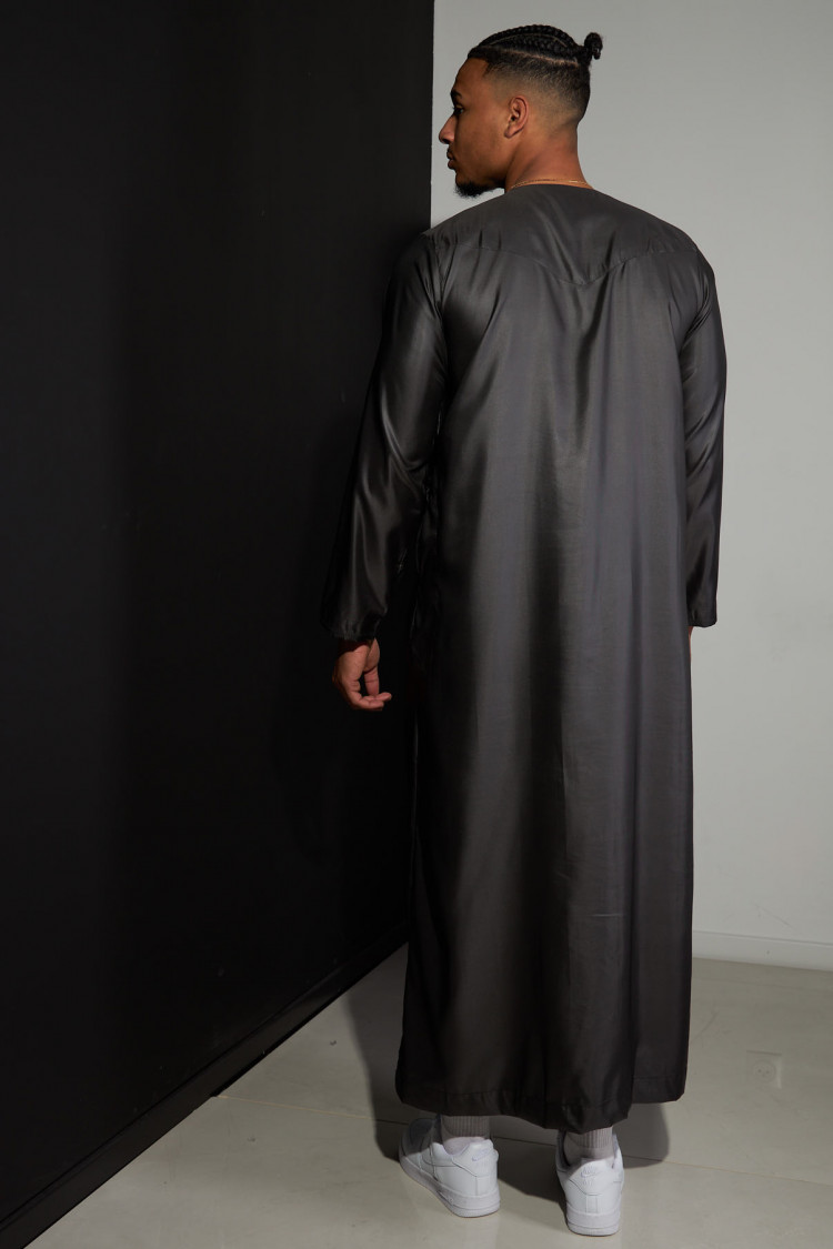 Qamis satiné noir à pompoms