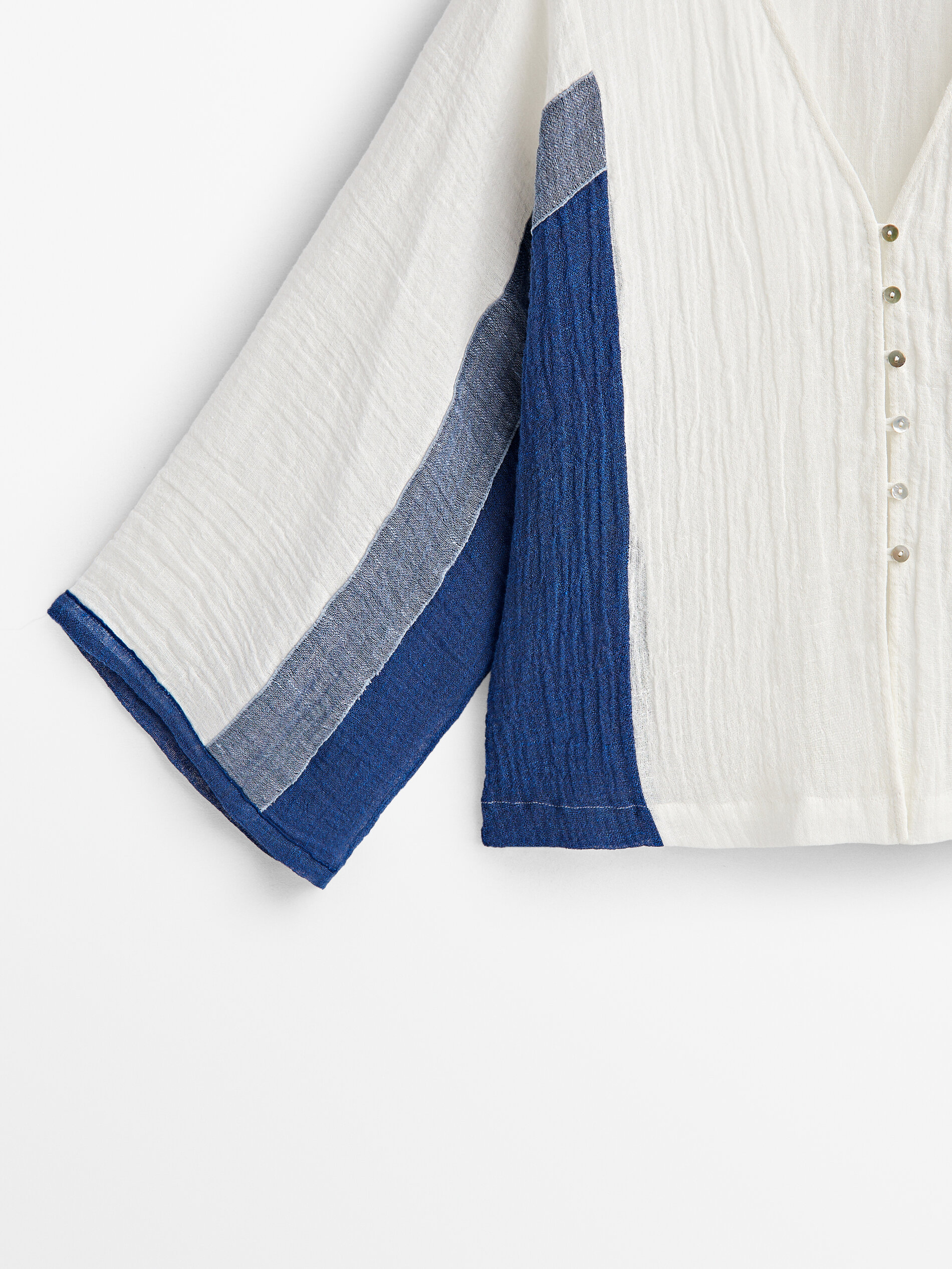 Camisa de linho com estampa em relevo - BRANCA