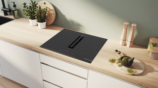 Bosch Kogeplade med integreret emhætte PVQ695H26E